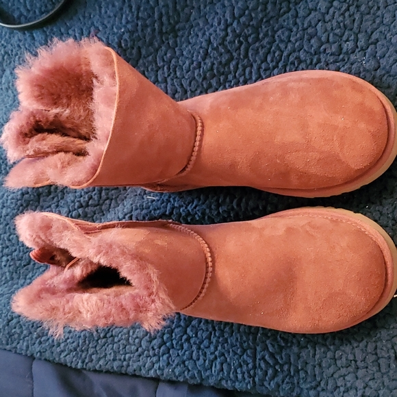 UGG BOOTS - Picture 1 of 7